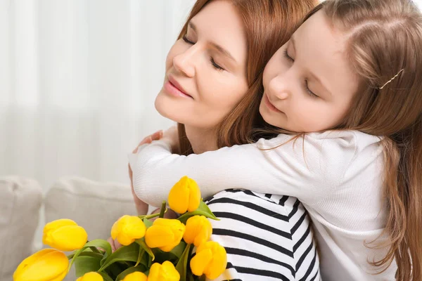 Mother Her Cute Daughter Bouquet Yellow Tulips Home — Stock Photo, Image