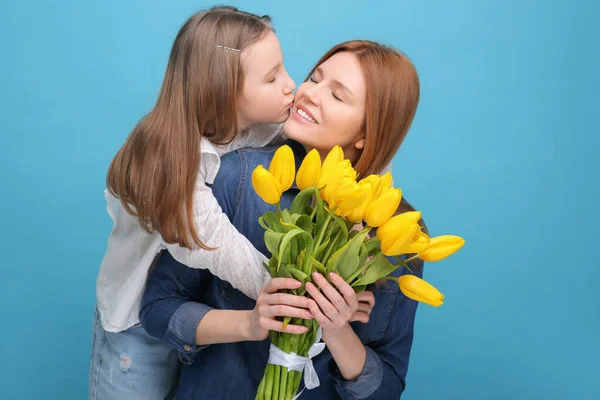 Mother Her Cute Daughter Bouquet Yellow Tulips Light Blue Background — Stock Photo, Image