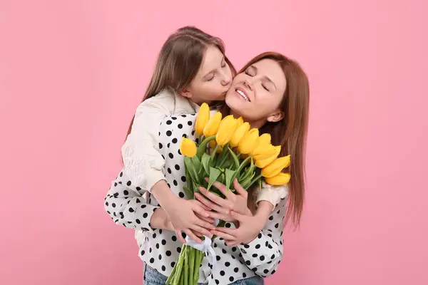 Mutter Und Ihre Süße Tochter Mit Einem Strauß Gelber Tulpen — Stockfoto