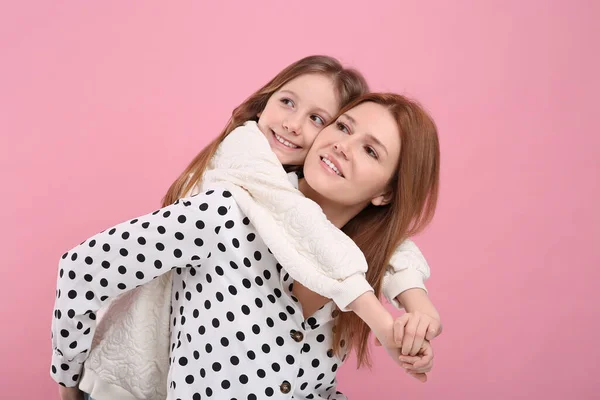 幸せな母親と彼女のかわいいです娘の肖像 ピンクの背景 — ストック写真
