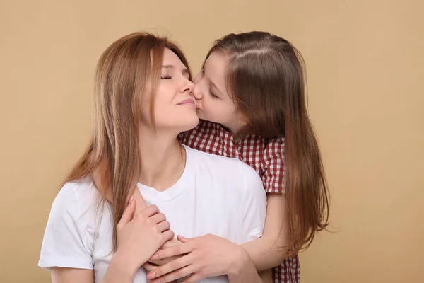 Cute Daughter Kissing Her Mother Beige Background — Stock Photo, Image