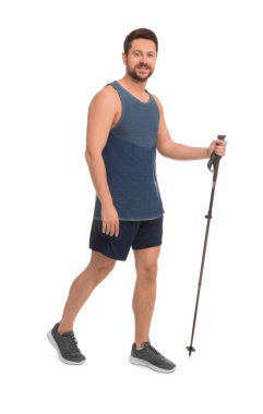 İskandinav usulü yürüme pratiği yapan bir adam.