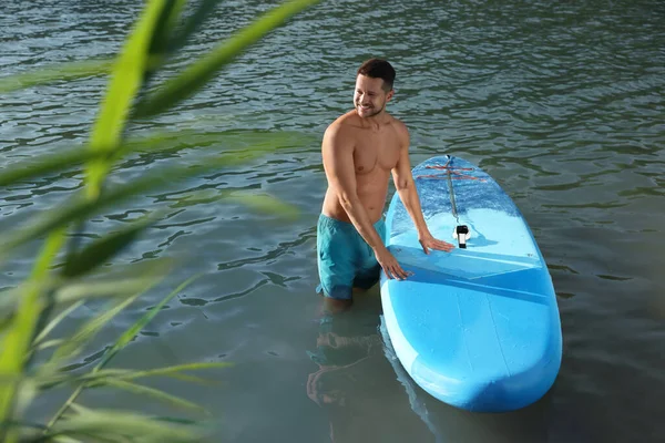 Άνθρωπος Στέκεται Κοντά Στο Sup Σκάφους Στο Νερό Του Ποταμού — Φωτογραφία Αρχείου