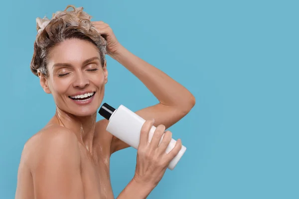 Portrait Beautiful Happy Woman Bottle Singing While Washing Hair Light — Stock Photo, Image