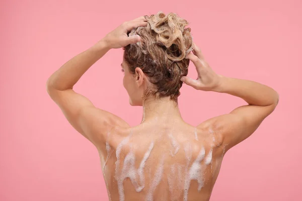 粉红背景洗头的女人 后视镜 — 图库照片