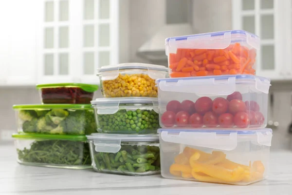 Pojemniki Szklane Plastikowe Różnymi Świeżymi Produktami Białym Marmurowym Stole Kuchni — Zdjęcie stockowe