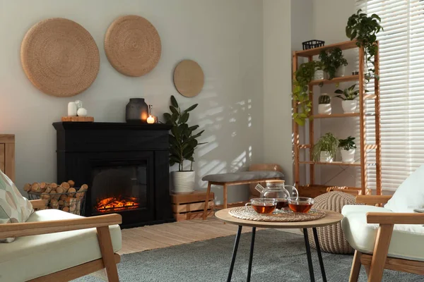 Stilvoller Kamin Der Nähe Couchtisch Mit Tee Gemütlichen Wohnzimmer Innenarchitektur — Stockfoto