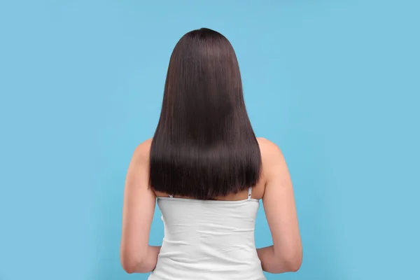 Жінка Здоровим Волоссям Світло Блакитному Тлі Вид Ззаду — стокове фото