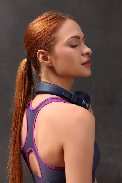Mujer Hermosa Ropa Gimnasio Con Estilo Con Auriculares Posando Cerca — Foto de Stock