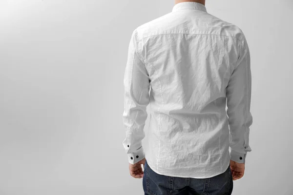 Homem Vestindo Camisa Enrugada Fundo Branco Visão Traseira — Fotografia de Stock
