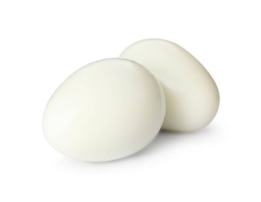İki soyulmuş bıldırcın yumurtası beyaz üzerine izole edilmiş.
