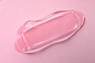 Pembe arka planda kozmetik jel örneği, üst görünüm