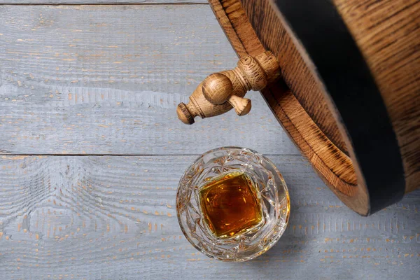 Vat Met Kraan Glas Smakelijke Whisky Lichtgrijze Houten Tafel Vlak — Stockfoto