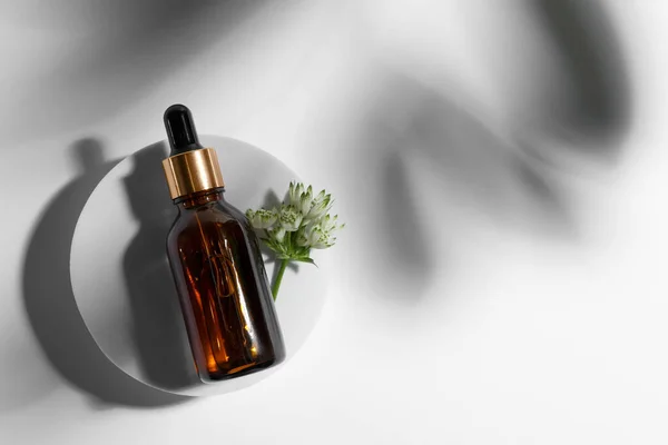 Bottle Cosmetic Oil Flower White Background Top View Space Text — Stock Photo, Image
