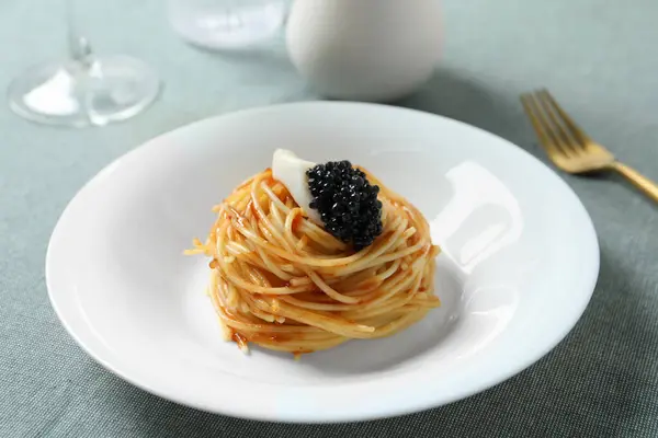 Lekkere Spaghetti Met Tomatensaus Zwarte Kaviaar Geserveerd Tafel Close Exquise — Stockfoto