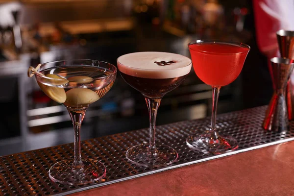Copos Diferentes Coquetéis Martini Balcão Bar — Fotografia de Stock