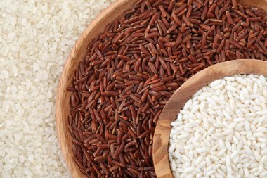 Arkaplan olarak farklı türde pirinç tabakları, üst görünüm