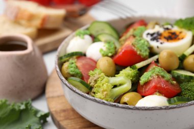 Masada pesto soslu leziz salata, yakın plan.