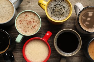 Farklı aromatik kahve ile bir sürü fincan ahşap masa, düz yatıyordu