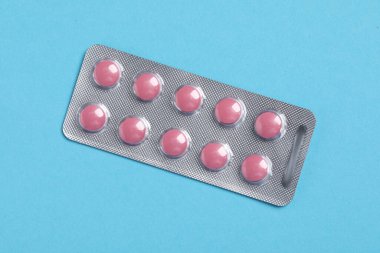 Mavi arka planda su toplayan haplar, üst manzara.