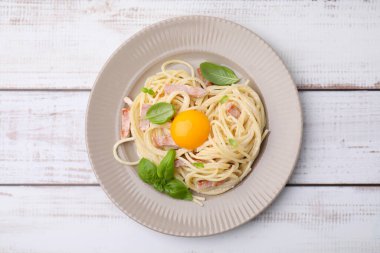 Beyaz ahşap masa üzerinde yumurta sarısı ile nefis Carbonara makarna, üst manzara