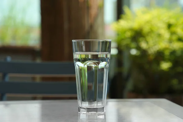 Segelas Air Tawar Dalam Ruangan Meja — Stok Foto