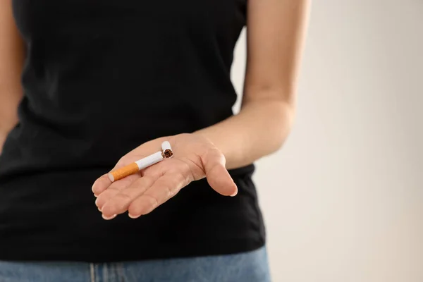 Přestaň Kouřit Žena Držící Rozbitou Cigaretu Béžovém Pozadí Zblízka Mezera — Stock fotografie