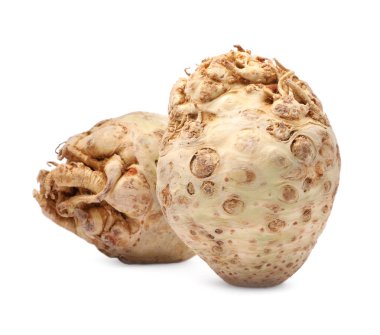 Beyaz üzerine izole edilmiş taze ham kereviz kökleri.