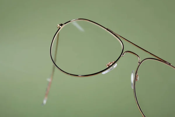 Κομψό Ζευγάρι Γυαλιά Μεταλλικό Σκελετό Φόντο Ελιάς Closeup — Φωτογραφία Αρχείου