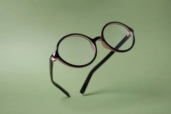 Stylowa Para Okularów Plastikową Ramą Tle Oliwek — Zdjęcie stockowe