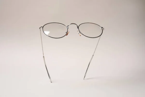 米色背景金属相框的时髦眼镜 — 图库照片
