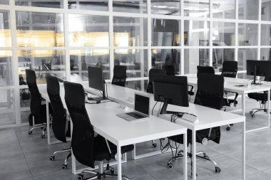 Açık Planlı Ofis 'in şık bir tasarımı. Bilgisayarlı, tablolu ve sandalyeli çalışma alanı