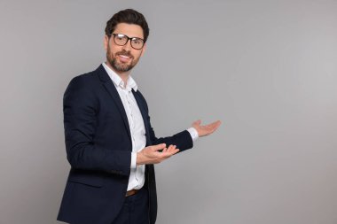 Gri arka planda gözlüklü mutlu emlakçılar. Metin için boşluk
