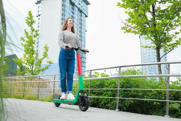 Mujer Feliz Montando Scooter Eléctrico Moderno Calle Ciudad Espacio Para — Foto de Stock