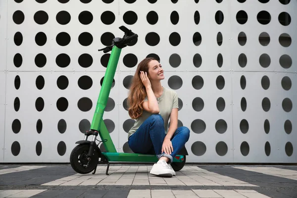 Şehir Caddesinde Modern Elektrikli Scooter Oturan Mutlu Kadın — Stok fotoğraf
