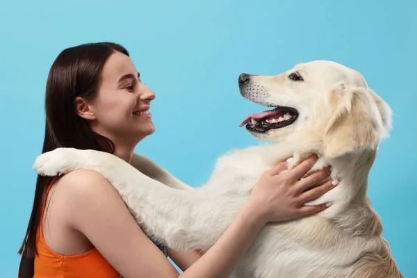 Glückliche Frau Mit Niedlichem Labrador Retriever Hund Auf Hellblauem Hintergrund — Stockfoto