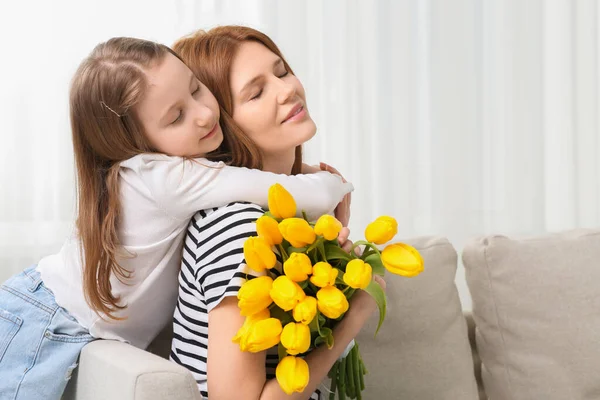 Anya Aranyos Lánya Egy Csokor Sárga Tulipánnal Otthon Szöveg Helye — Stock Fotó