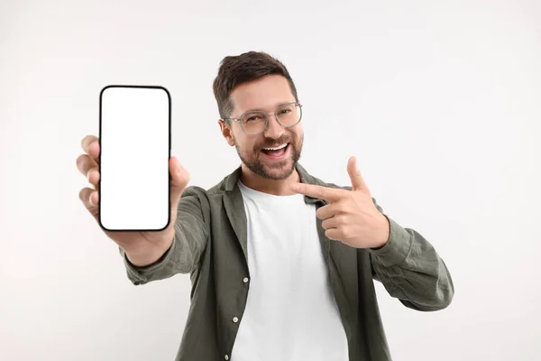 Hombre Guapo Mostrando Teléfono Inteligente Mano Señalándolo Sobre Fondo Blanco —  Fotos de Stock