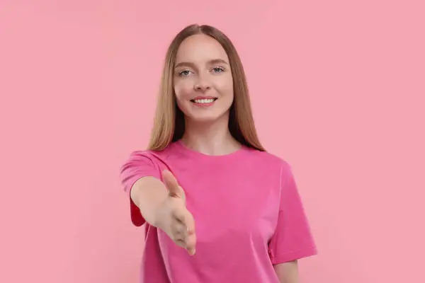 Gelukkig Jong Vrouw Verwelkomen Het Aanbieden Van Handdruk Roze Achtergrond — Stockfoto