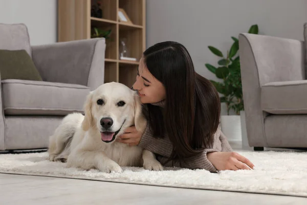 Glückliche Frau Mit Niedlichem Labrador Retriever Hund Auf Dem Boden — Stockfoto