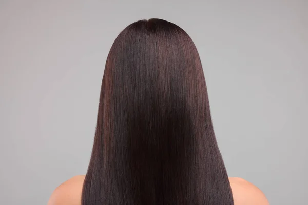 Frau Mit Gesunden Haaren Auf Grauem Hintergrund Rückseite — Stockfoto