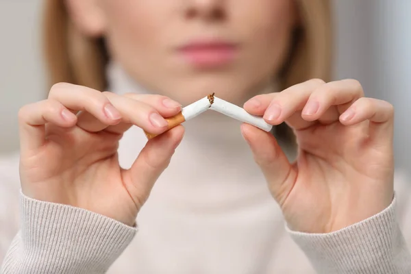 Přestaň Kouřit Žena Rozbíjí Cigaretu Detailní Záběr — Stock fotografie