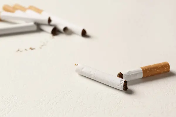 Zerbrochene Zigarette Auf Weißem Tisch Nahaufnahme Mit Platz Für Text — Stockfoto