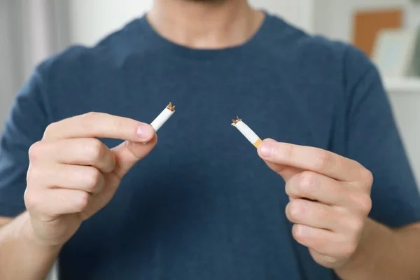 Přestaň Kouřit Muž Drží Kousky Rozbité Cigarety Uvnitř Detailní Záběr — Stock fotografie