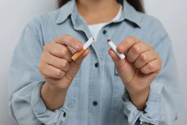 Přestaň Kouřit Žena Drží Kousky Rozbité Cigarety Světle Šedém Pozadí — Stock fotografie