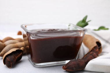 Bir kase lezzetli demirhindi sosu ve taze kapsüller, yakın plan.