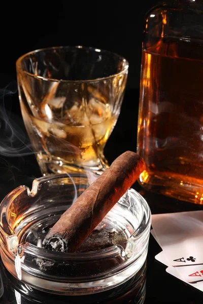 Smoldering Cigar Ashtray Playing Cards Whiskey Black Mirror Surface — Stock Photo, Image
