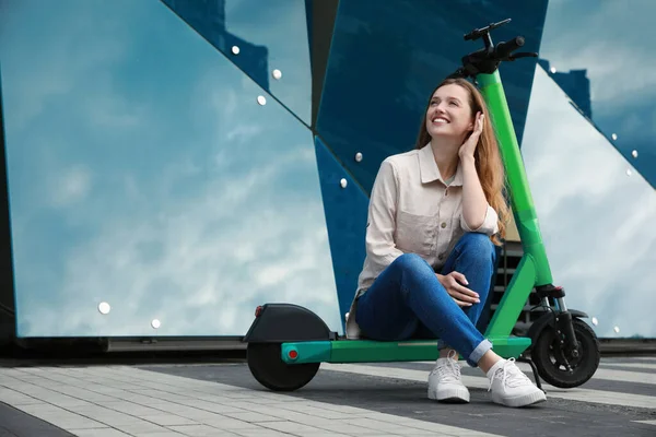 Mujer Feliz Sentada Moderno Scooter Eléctrico Calle Ciudad Espacio Para — Foto de Stock