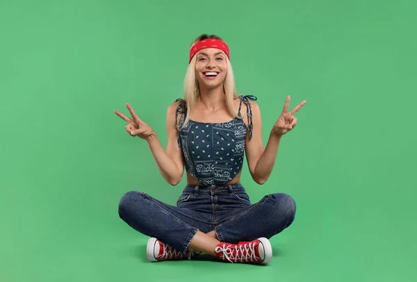 Retrato Mujer Hippie Feliz Mostrando Signos Paz Sobre Fondo Verde —  Fotos de Stock