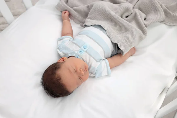 Lindo Bebé Recién Nacido Durmiendo Debajo Una Manta Cuna Hora —  Fotos de Stock